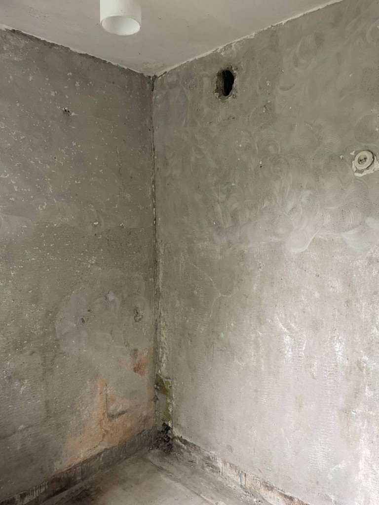 Демонтаж стен в ванной и снятие масляной краски — фото 8