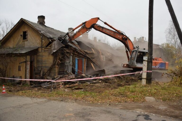 Демонтаж дома в Гомеле: этапы, документы, вывоз